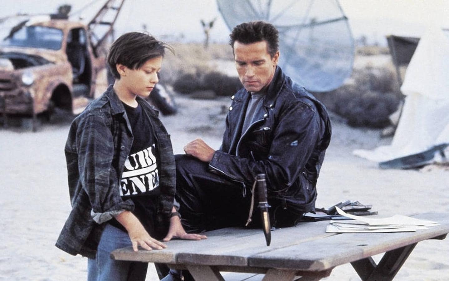«Terminator 2: El Juicio Final». La persecución de John Connor por parte del malvado T-1000 es, posiblemente, una de las escenas más recordadas del film. Sin embargo, lo que se ve en pantalla no es exactamente lo que Cameron había plasmado en el guión. En realidad, el equipo de producción notó que el camión que se iba a utilizar era más alto que los puentes del alcantarillado una vez que llegó al lugar del rodaje... No obstante, ese obstáculo, le brindó aún más espectacularidad a la escena.