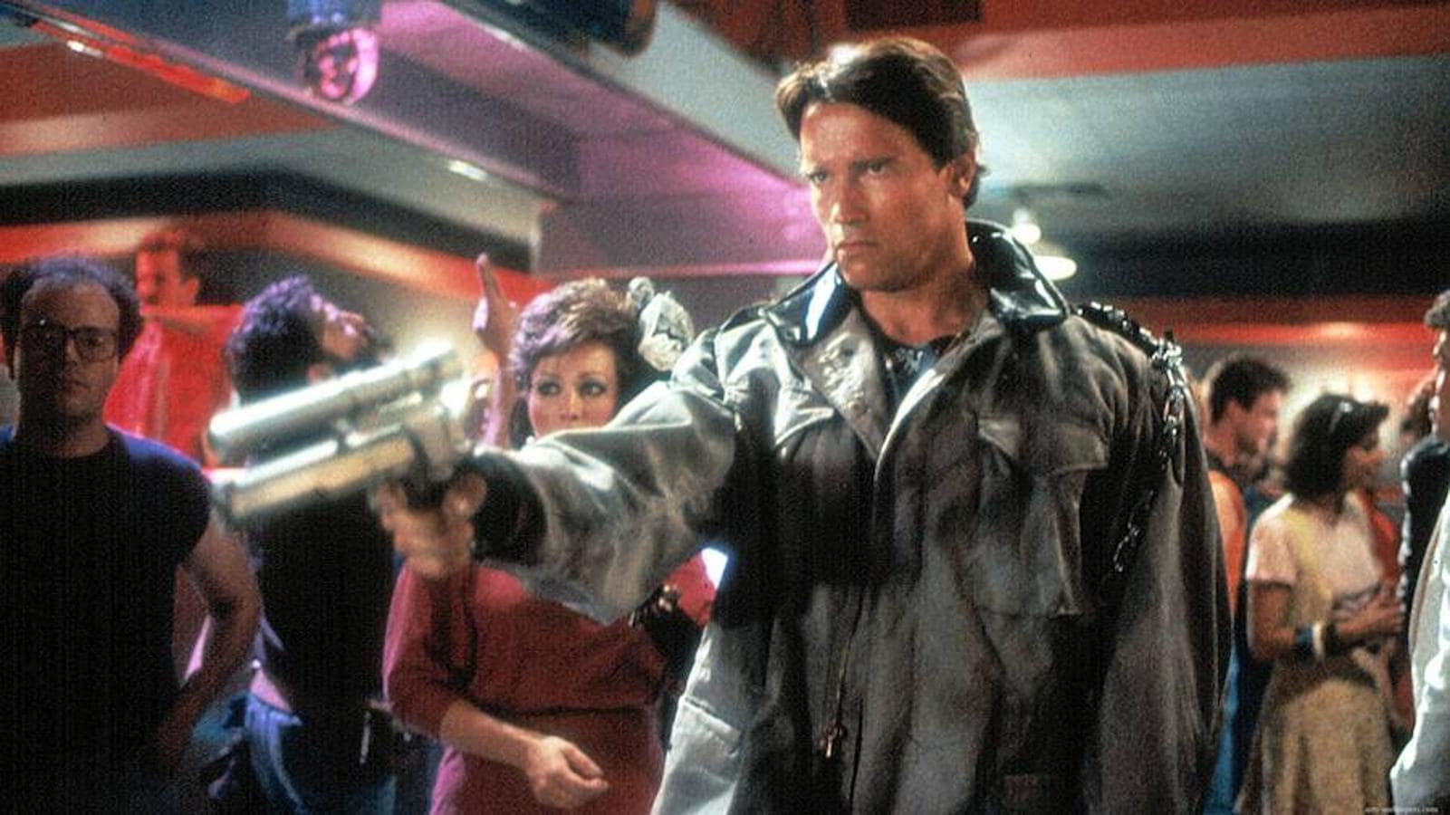 «Terminator». La primera película titulada simplemente «Terminator» se estrenó en 1984 y fue dirigida por James Cameron y protagonizada por Arnold Schwarzenegger en el papel del cyborg conocido como T-800. En los años 80, aparece un ciborg enviado desde el año 2029 para asesinar a Sarah Connor, una camarera inocente que se convertirá en madre y mentora del líder de la humanidad en la guerra contra las máquinas. Para evitar que cumpla su misión, un soldado de dicha guerra es enviado para protegerla. El futuro de la raza humana dependerá de quien encuentre primero a Sarah.