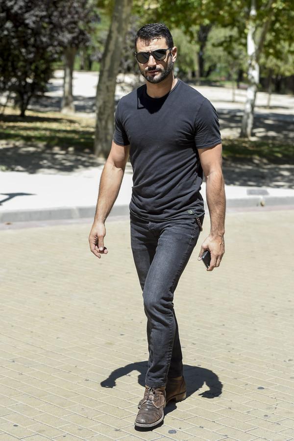 El actor Antonio Velázquez se ha acercado vestido de negro hasta el tanatorio madrileño. 