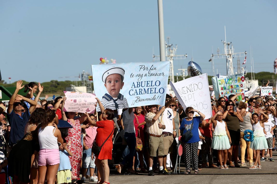 Emotiva llegada del buque Galicia a Rota