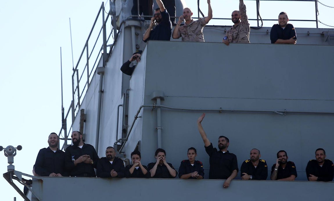 Emotiva llegada del buque Galicia a Rota