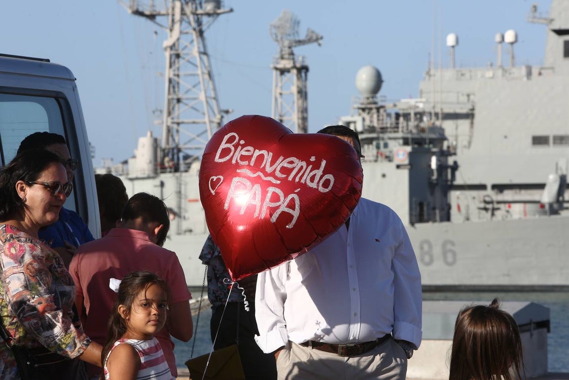 Emotiva llegada del buque Galicia a Rota