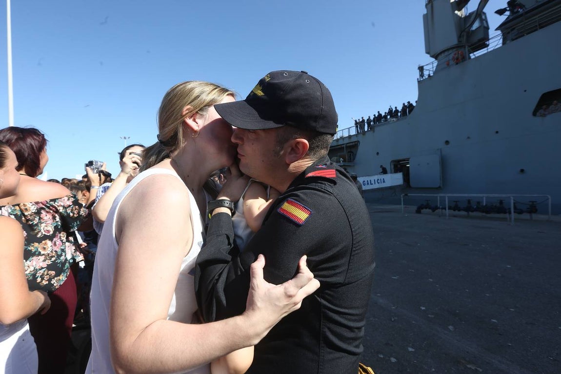 Emotiva llegada del buque Galicia a Rota