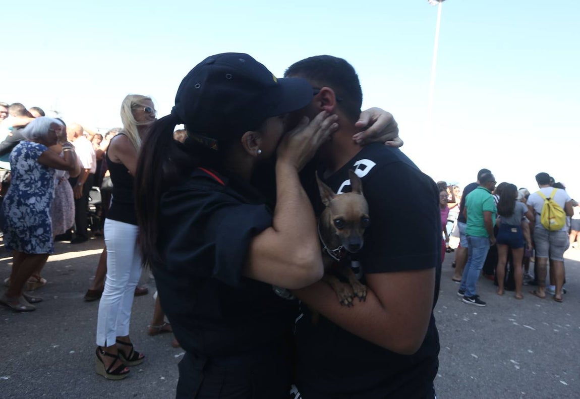 Emotiva llegada del buque Galicia a Rota