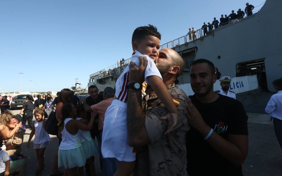 Emotiva llegada del buque Galicia a Rota