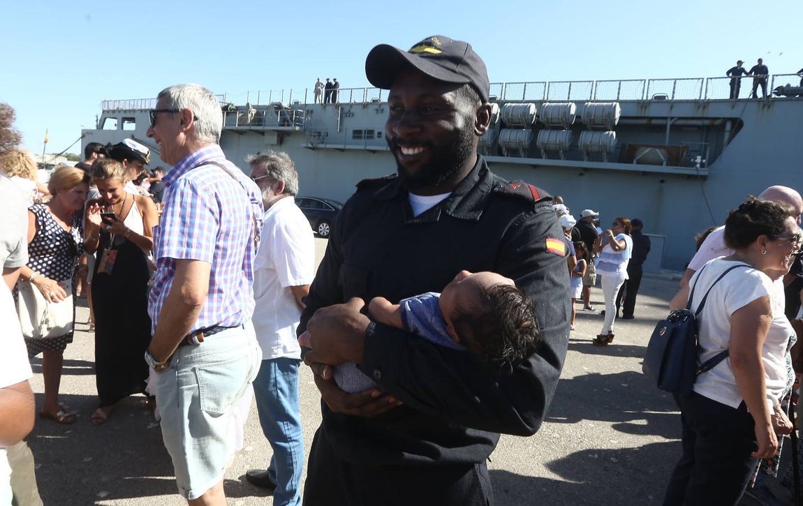 Emotiva llegada del buque Galicia a Rota