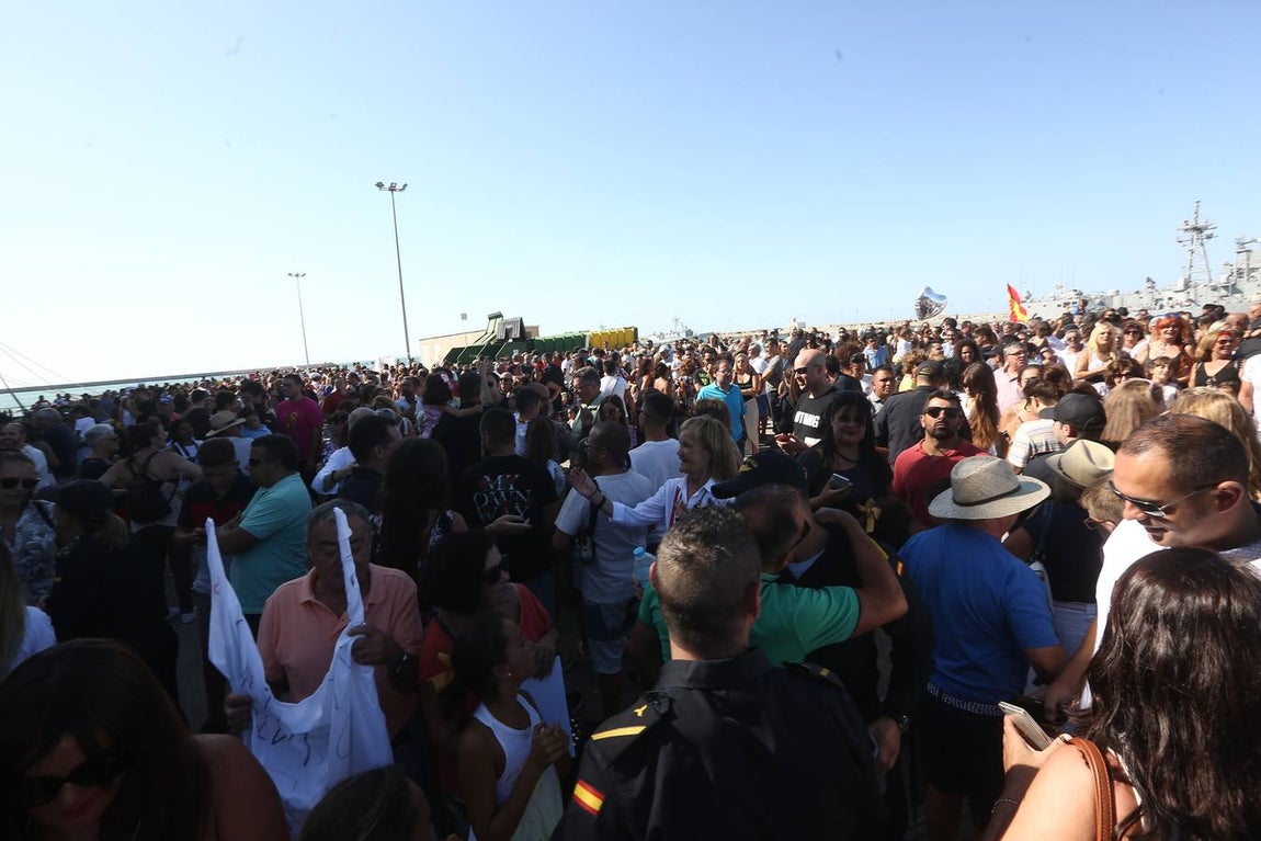 Emotiva llegada del buque Galicia a Rota