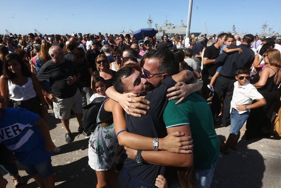 Emotiva llegada del buque Galicia a Rota