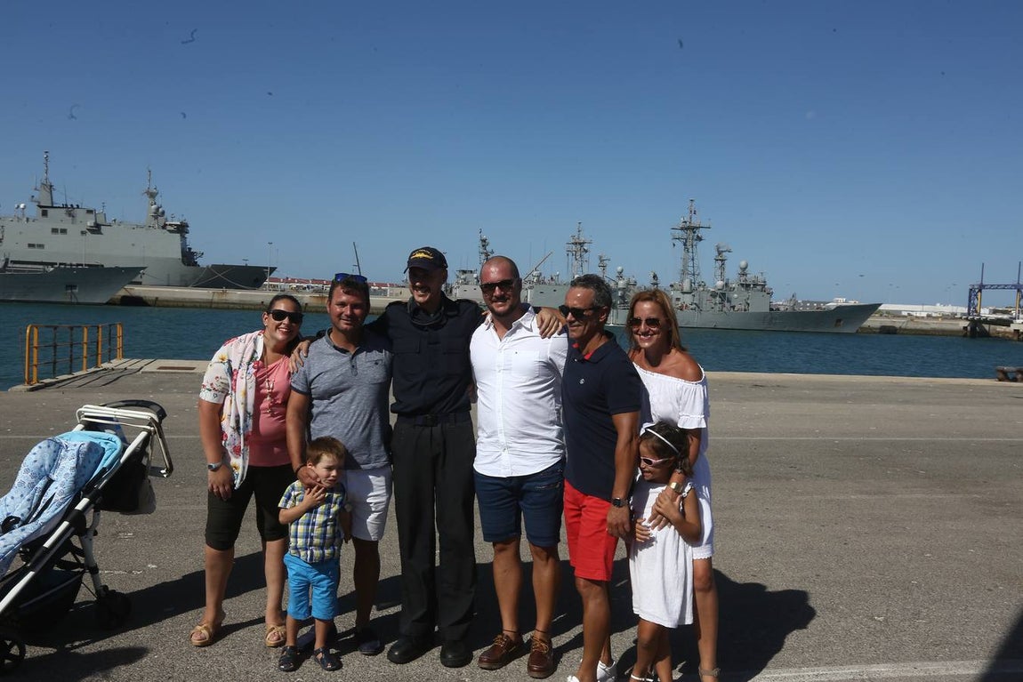 Emotiva llegada del buque Galicia a Rota