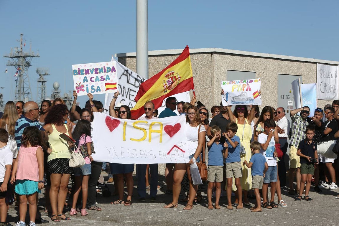Emotiva llegada del buque Galicia a Rota