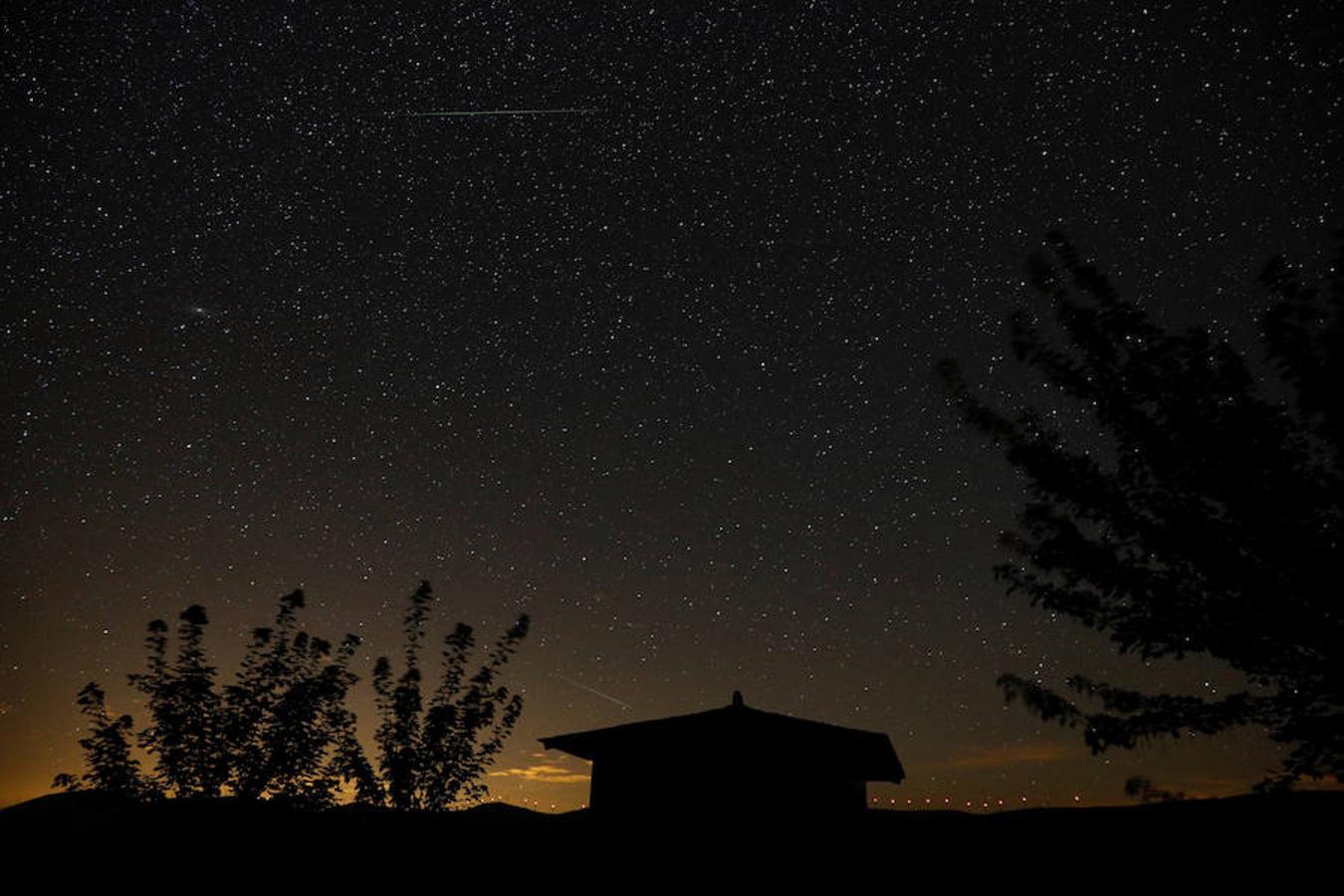 Berducedo, Asturias. Las lluvias de estrellas, como las Perseidas, se producen cuando la traza de partículas de polvo y rocas que dejan los cometas en su órbita alrededor del Sol entran en la atmósfera de la Tierra y se volatilizan produciendo un efecto luminoso. Imagen realizada en Berducedo, Asturias.