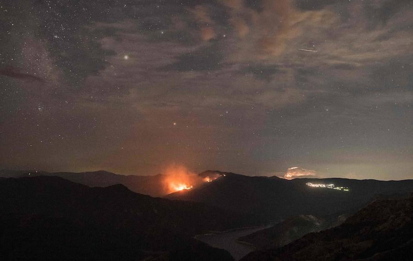 Skopje, Macedonia. Las Perseidas atraviesan el cielo por encima del lago Kozjak en Skopje, Macedonia.