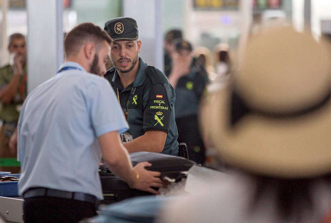 La Guardia Civil custodian los accesos a las puertas de embarque en el aeropuerto de Barcelona. 