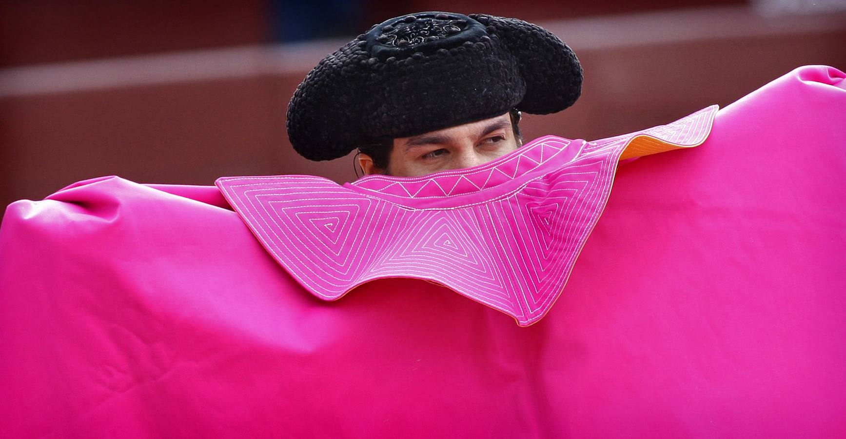 Morante de la Puebla coloca el capote durante la corrida estraordinaria de la Beneficencia celebrada en Madrid en el año 2010