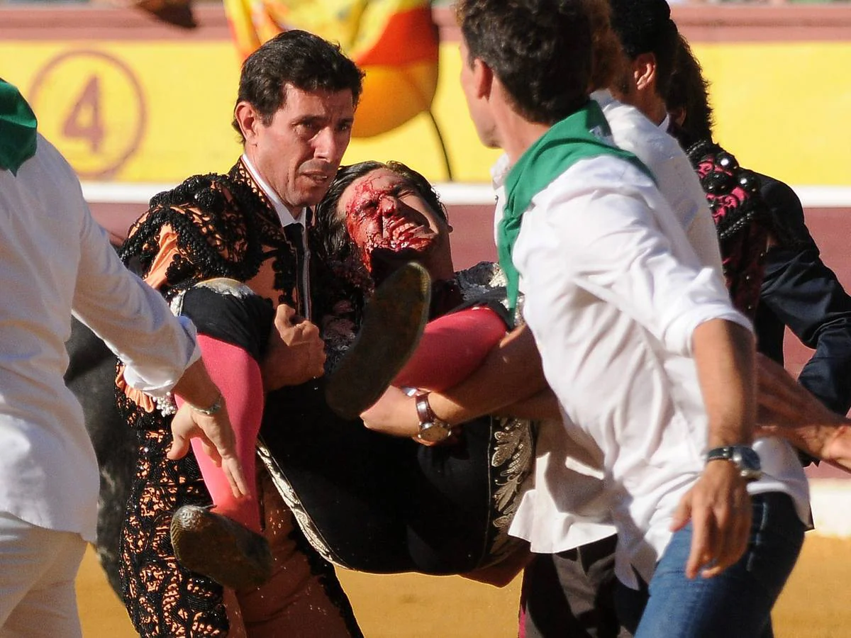 Morante de la Puebla es llevado a la enfermería de la plaza de toros de Huesca tras la dura cogida que sufrió en el año 2013