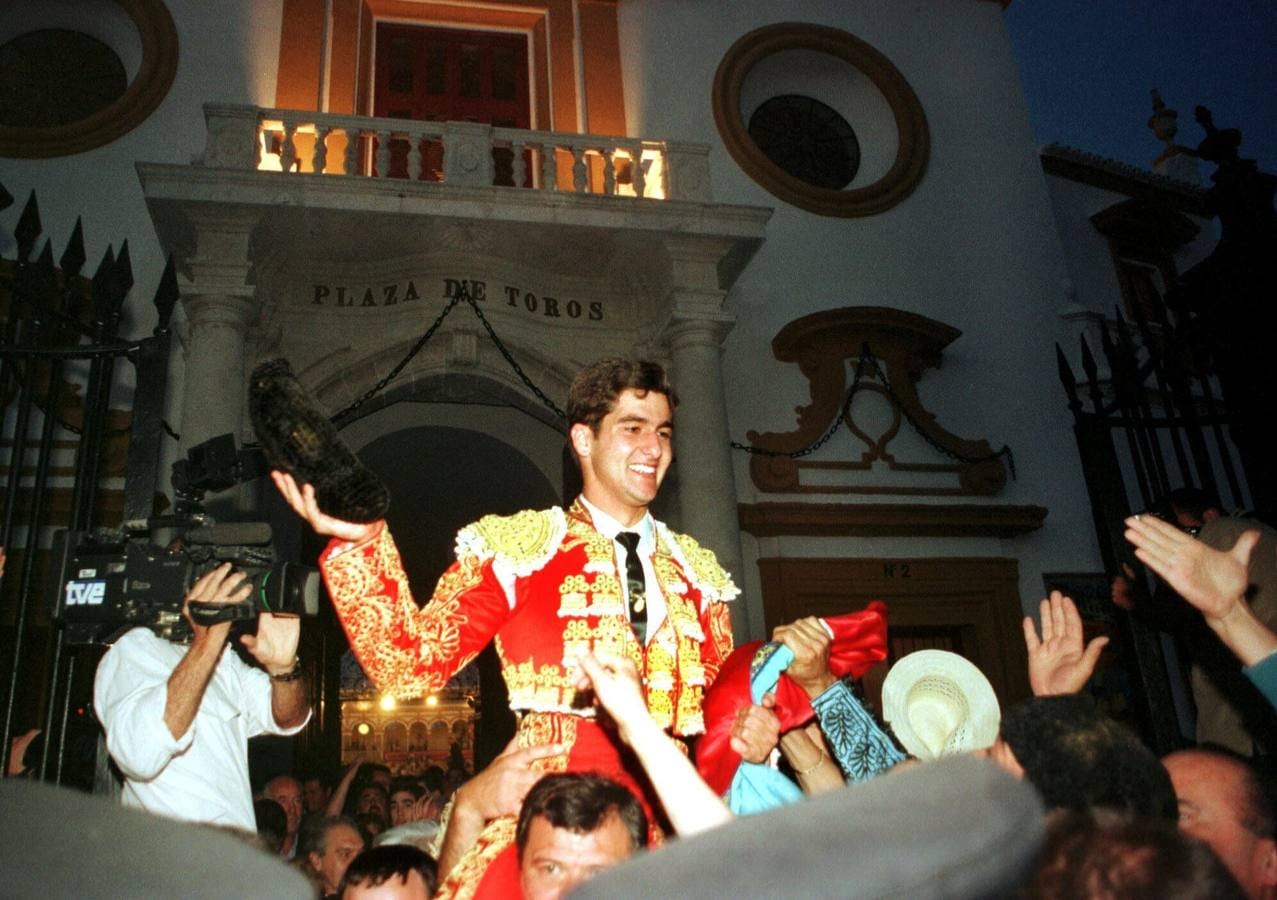 Morante de la Puebla sale a hombros por la Puerta del Príncipe de la Maestranza de Sevilla tras cortar tres orejas en la Feria de Abril de 1999