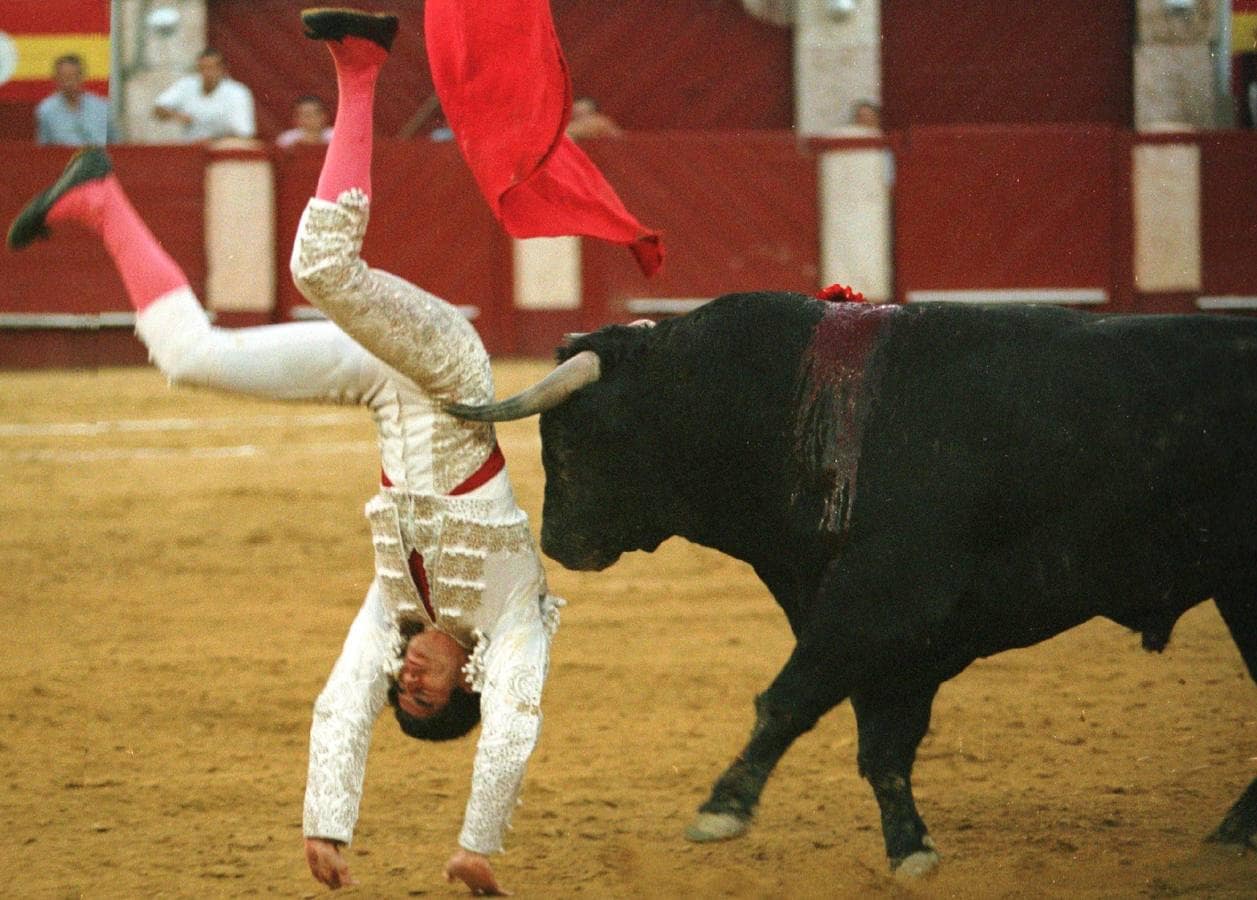 El diestro «Morante de la Puebla» tuvo un susto al cogerlo su segundo toro en una corrida celebrada en la plaza de toros de Almeria en agosto del año 2000