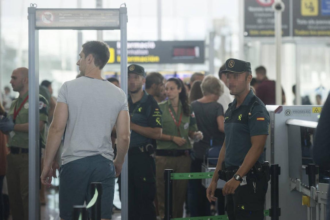 La Guardia Civil custodian los accesos a las puertas de embarque en el aeropuerto de Barcelona. 