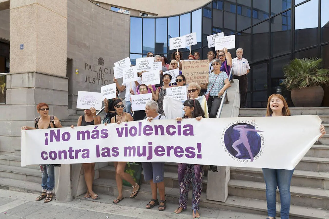 El Foro contra la Violencia de Género de Tenerife durante la concentración en el Palacio de Justicia de Santa Cruz de Tenerife como muestra de apoyo a Juana Rivas. 