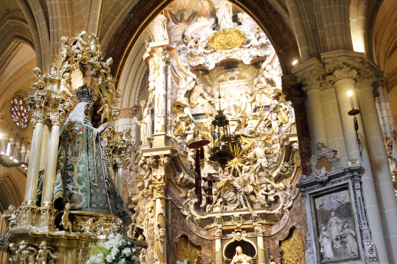 La imagen de la Virgen del Sagrario a su paso por el Transparente de la catedral. 