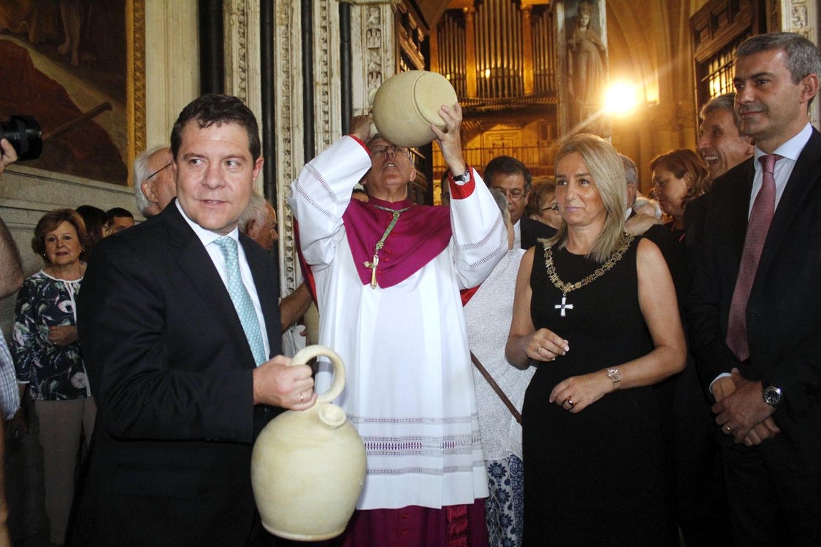 Los toledanos cumplen con la tradición de beber en los botijos de la catedral