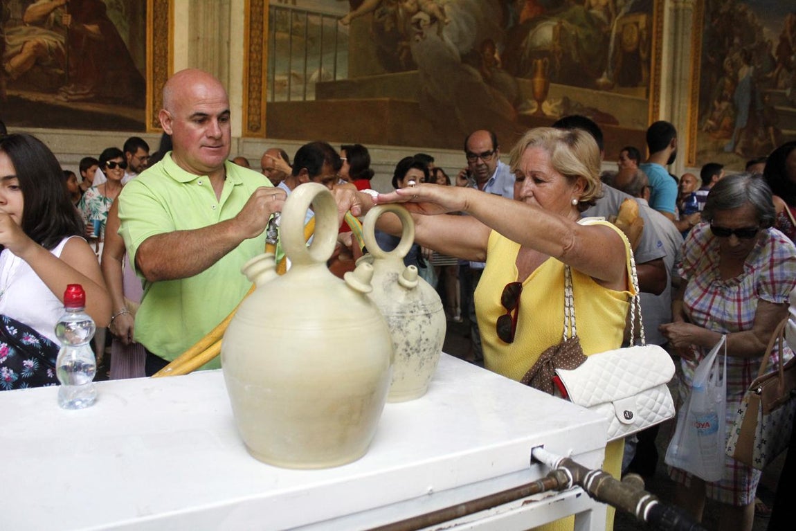 Los toledanos cumplen con la tradición de beber en los botijos de la catedral