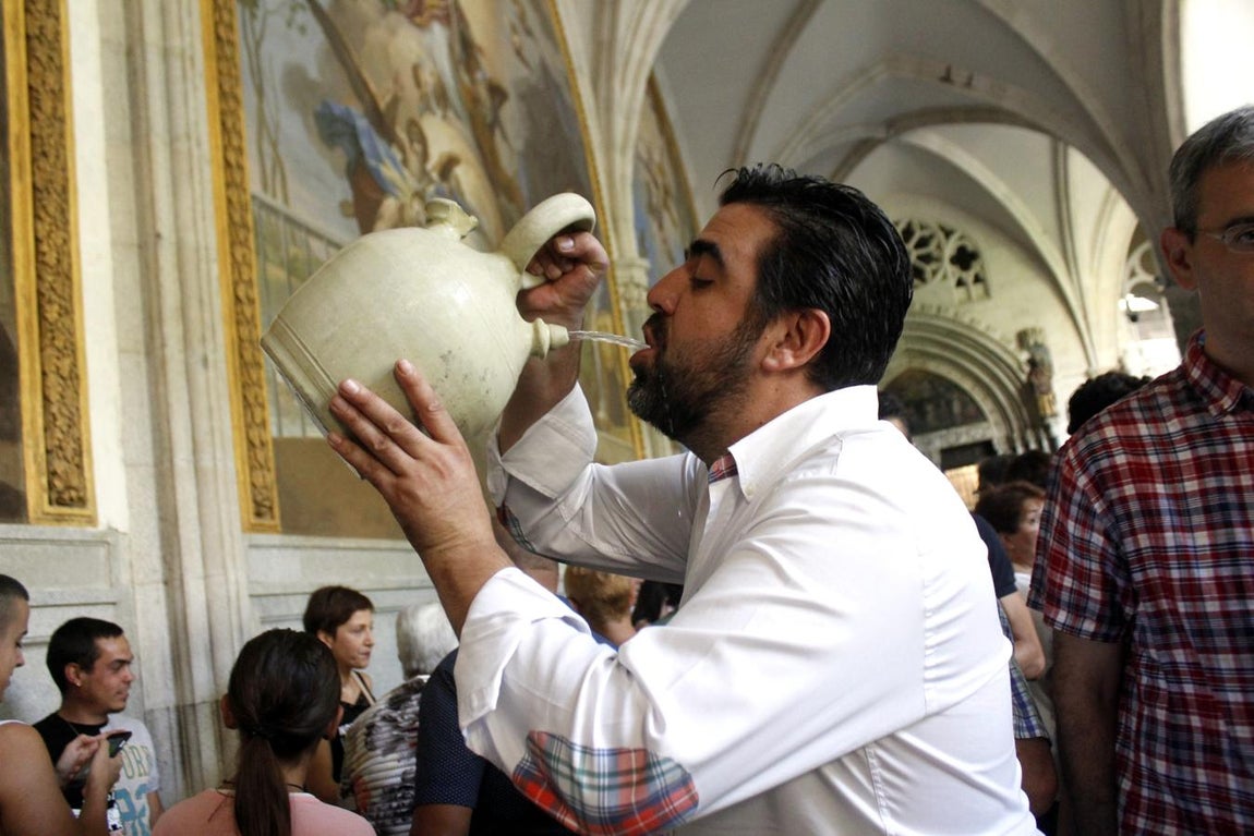 Los toledanos cumplen con la tradición de beber en los botijos de la catedral
