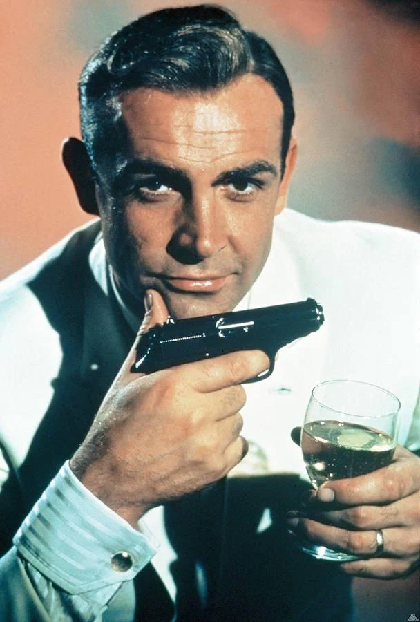 Sean Connery. El primer James Bond «oficial». Protagonizó siete películas: «Agente 007 contra el Dr. No» (1962), «Desde Rusia con amor» (1963), «James Bond contra Goldfinger» (1964), «Operación trueno» (1965), «Sólo se vive dos veces» (1967), «Diamantes para la eternidad» (1971) y «Nunca digas nunca jamás» (1983). Esta última de manera extraoficial, coincidiendo con la etapa de Roger Moore.