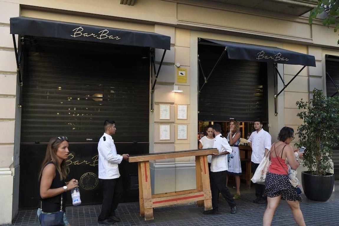 Los negocios de la zona de Las Ramblas recogen mobiliario y sirven como refugio. 