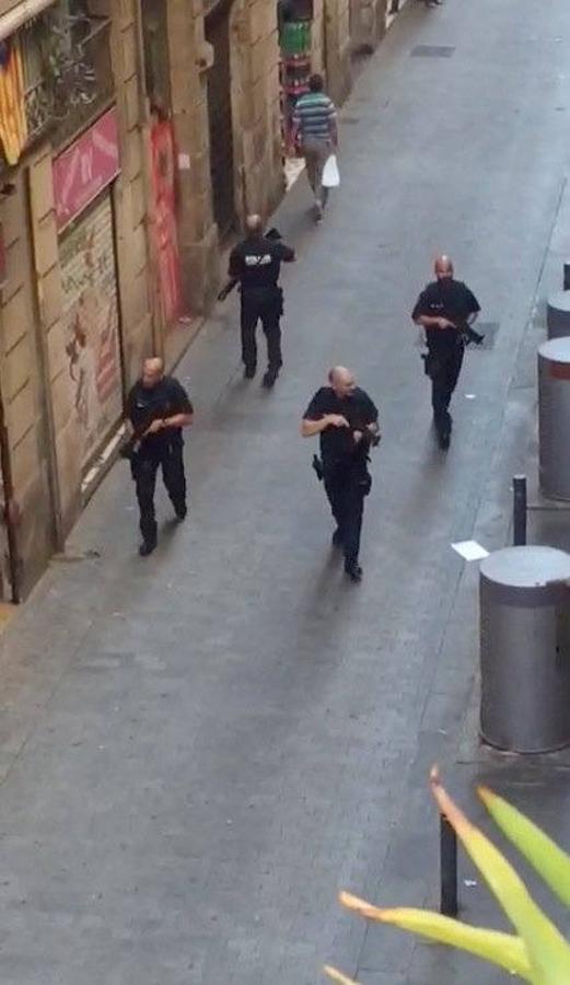 La policía busca al sospechoso tras el atropello. 