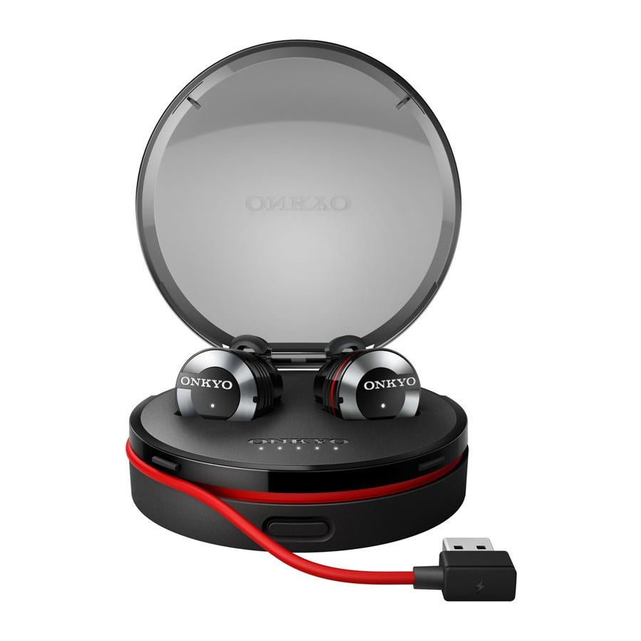 W800BT, ONKIO. «Libertad y naturalidad» son las grandes promesas de la marca, pero las posibilidades de este producto van más allá. Sonido limpio y claro con graves ricos, medios equilibrados y agudos claros. Con una carga, la batería reproduce música entre 12 y 15 horas y con su estuche de carga puede aumentarse hasta 5 veces la duración. Su precio, entre 200 y 250 euros