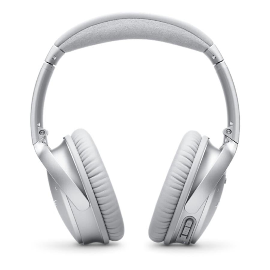 QuietComfort, BOSE. Son compatibles con Apple, su manejo es muy sencillo y utilizan comandos de voz. A la hora de llamar ofrecen una calidad alta en el sonido y, su tecnología impide que se escuche el viento. La ventaja que lleva a decantarse por este modelo es la batería, dura más de 20 horas, pesan 240 gramos y cuestan entre 360 y 400 euros