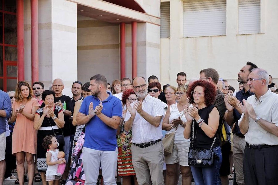 Minuto de silencio en el Ayuntamiento de Alcanar. 