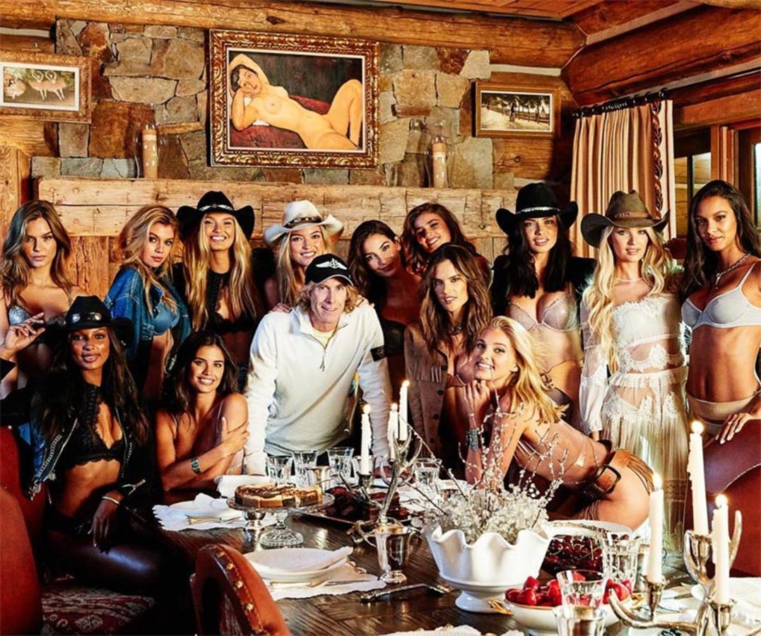 Los «ángeles» de Victoria´s Secret junto al director de cine, Michael Bay, encargado de dirigir el nuevo spot de la marca de ropa interior. 