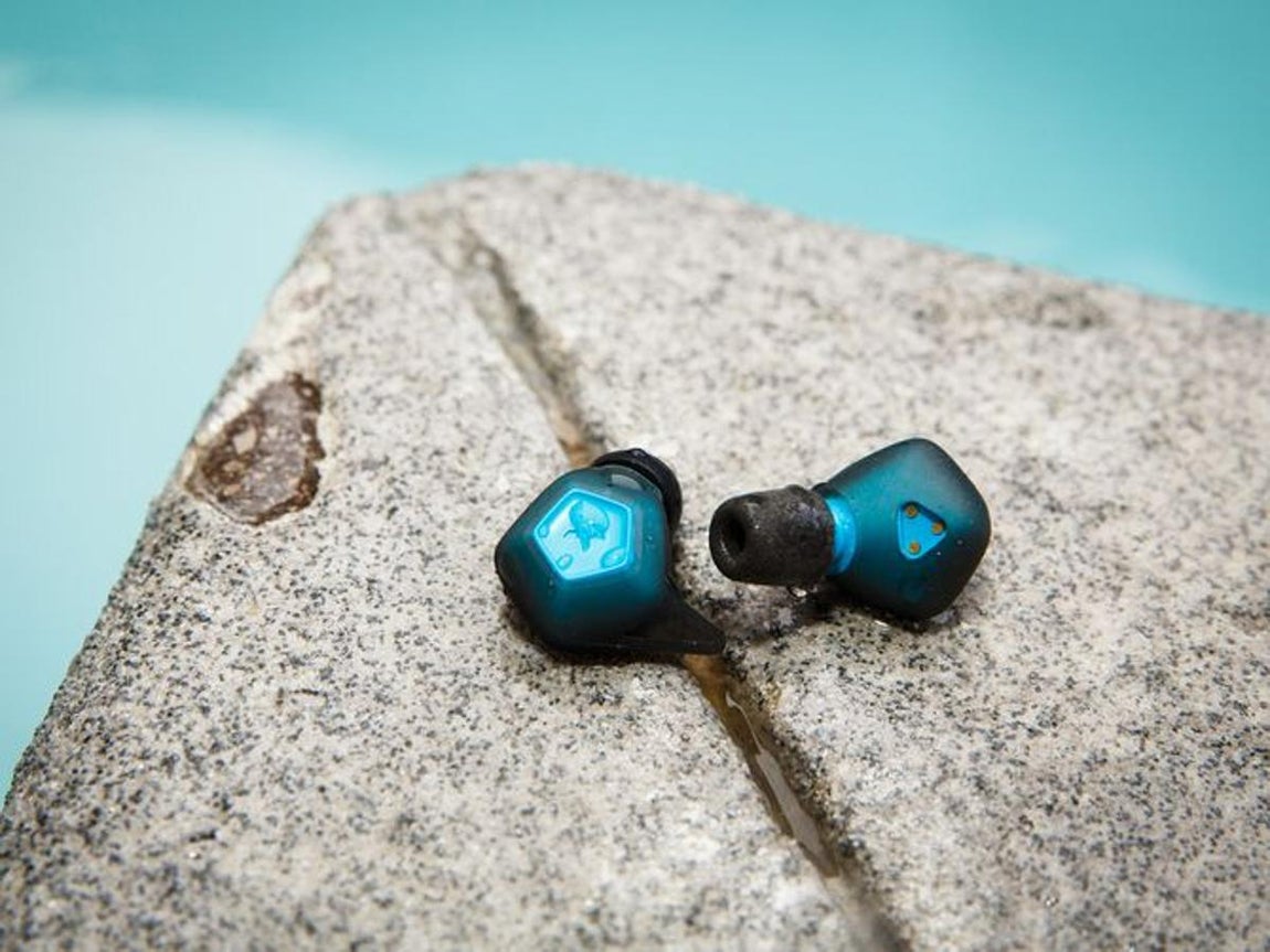 Kanoa. Son sumergibles, por lo que ofrecen compañía en las condiciones más adversas. Para calmar a los más escépticos estos auriculares incluyen unas fundas de silicona para las inmersiones y llevan una cubierta Comply de espuma. La duración de la batería supera las 6 horas, utilizando su caja se pueden cargar hasta 5 veces. Su precio oscila entre 150 y 200 euros