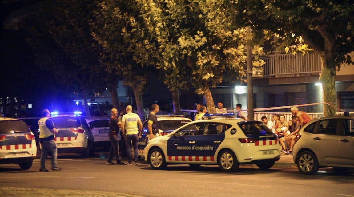 La policía investiga la zona del atentado de Cambrils. 