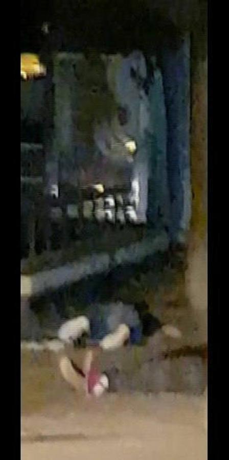 Captura de un vídeo en el que aparecen los cadáveres de los presuntos terroristas. 