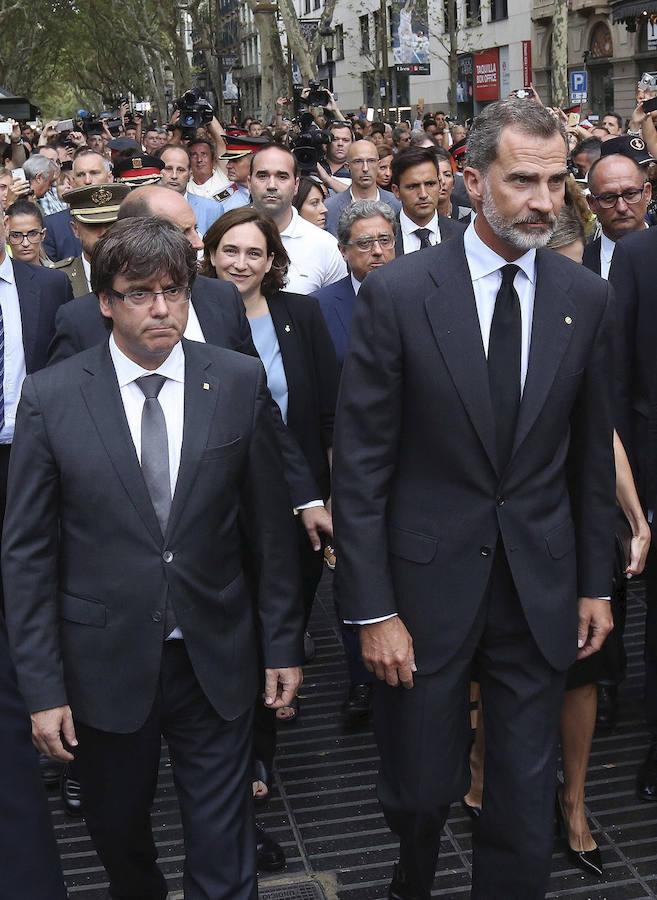 Los imágenes de los Reyes durante la ofrenda floral en memoria de las víctimas