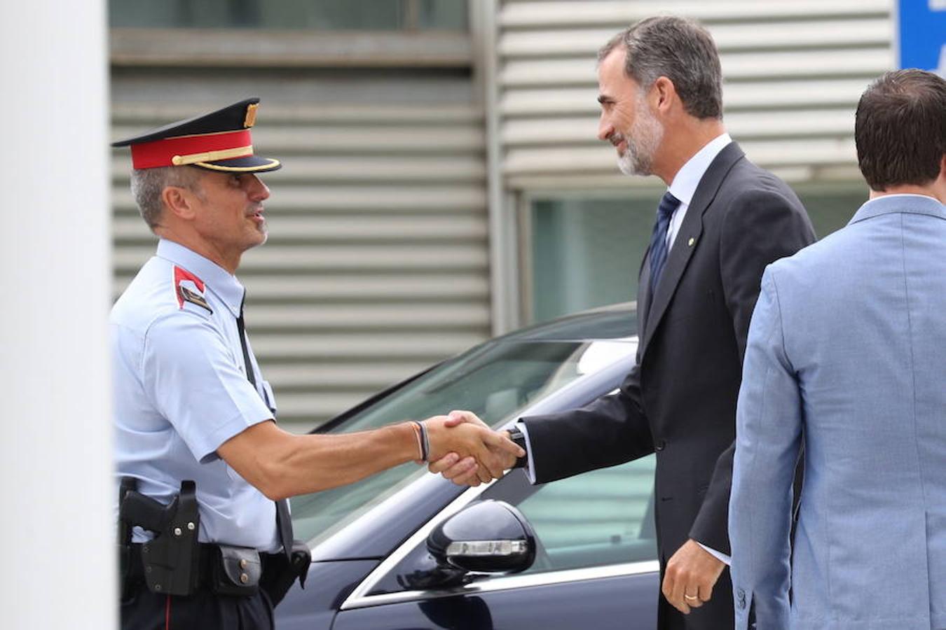 Felipe VI saluda a un Mosso de Esquadra a la llegada de los Reyes Hospital del Mar de Barcelona, donde visitaron a los heridos ingresados en ese centro tras el atentado en Barcelona. 