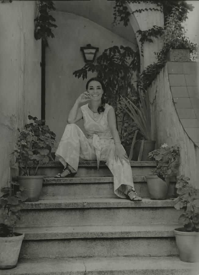 Mistral cambió su apellido, Macho, por el de Mistral, que tomó de Gabriela, la poeta chillena de la que su madre era gran admiradora. 