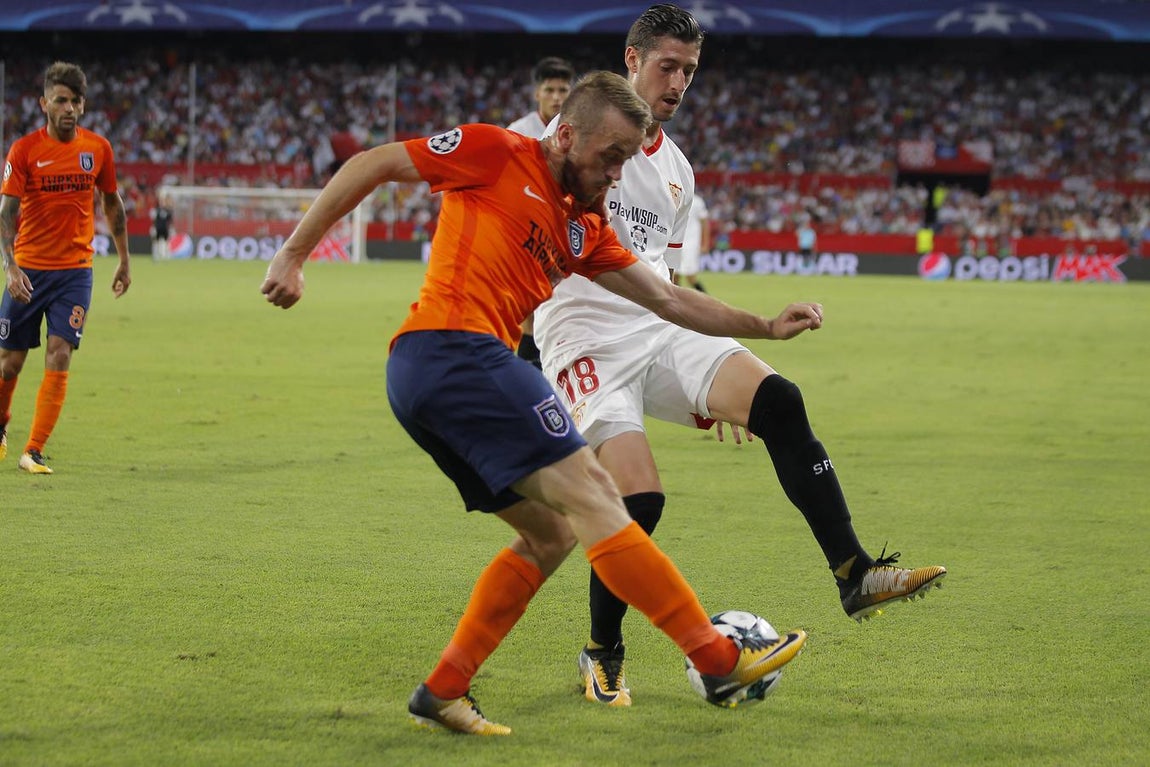 El encuentro entre el Sevilla FC y el Istambul Basaksehir, en imágenes