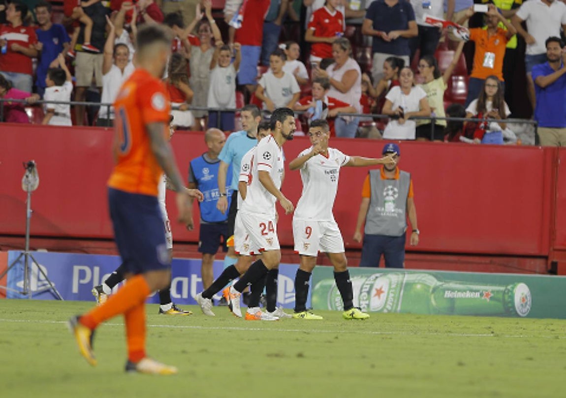 El encuentro entre el Sevilla FC y el Istambul Basaksehir, en imágenes