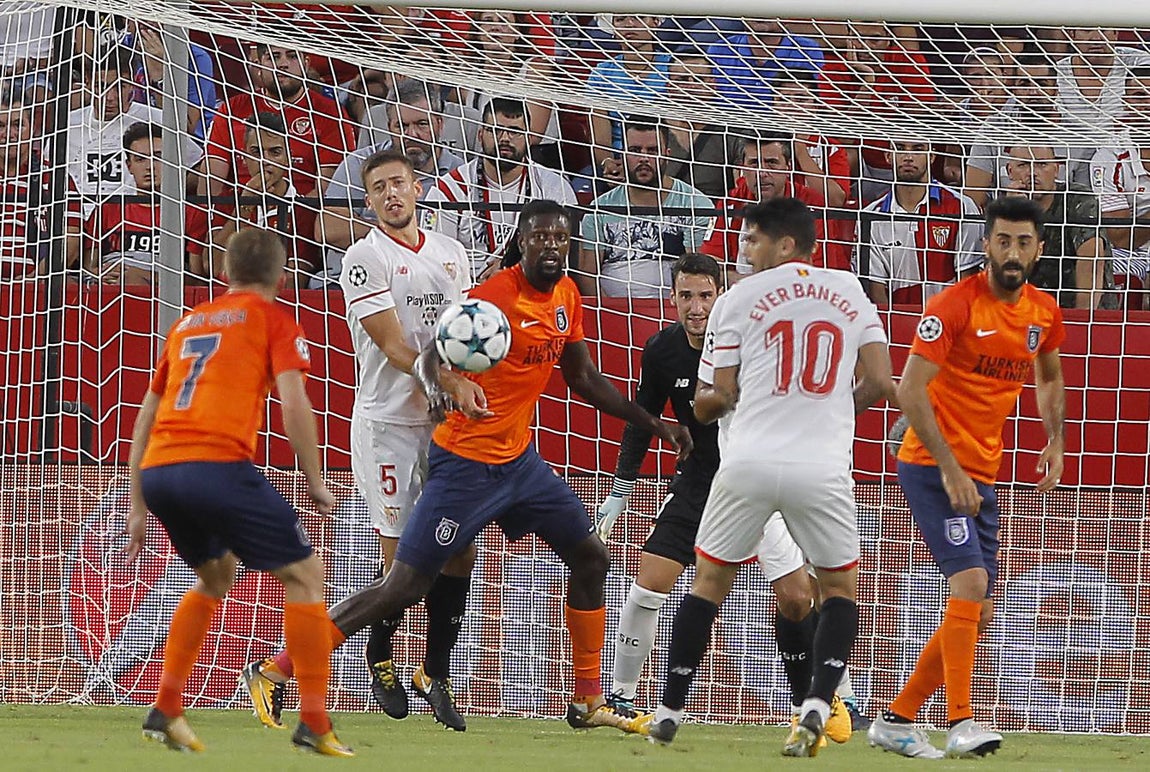 El encuentro entre el Sevilla FC y el Istambul Basaksehir, en imágenes