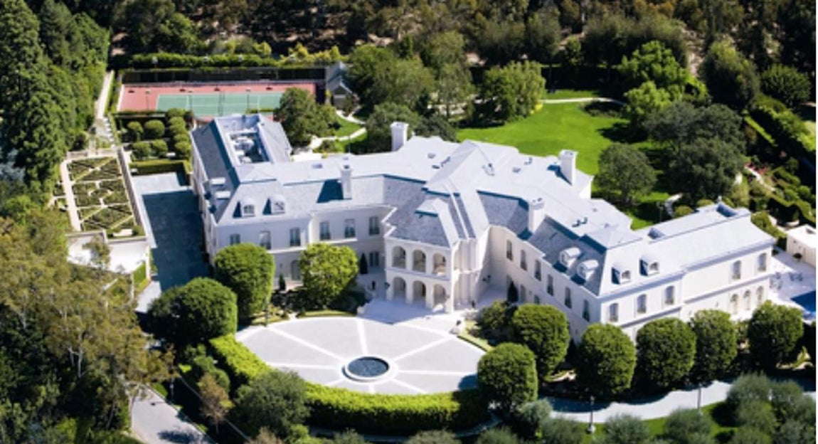 Casi 10.000 metros cuadrados. El total de la finca que escogieron el magnate y la cantante es de unos 10.000 metros cuadrados, aunque forma parte de un complejo de casi 30.000, dotado de las medidas de seguridad más exigentes. Todos los cristales de la casa son antibalas