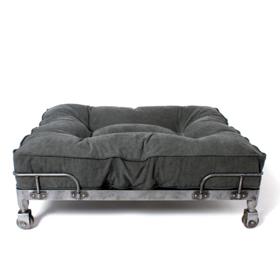 Wheely (set), de Lord Lou. Moderna y de inspiración industrial, esta estructura metálica sirve de base para el cojín donde descansará la mascota y sí, tiene cuatro ruedas que se fijan en su sitio con una pequeña pestaña para que nuestros animales no sufran resbalones inesperados. Su precio,  488 euros.