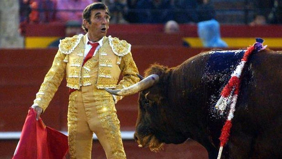 Dámaso González realizando el péndulo el día de su vuelta a los ruedos, en 2003.. 