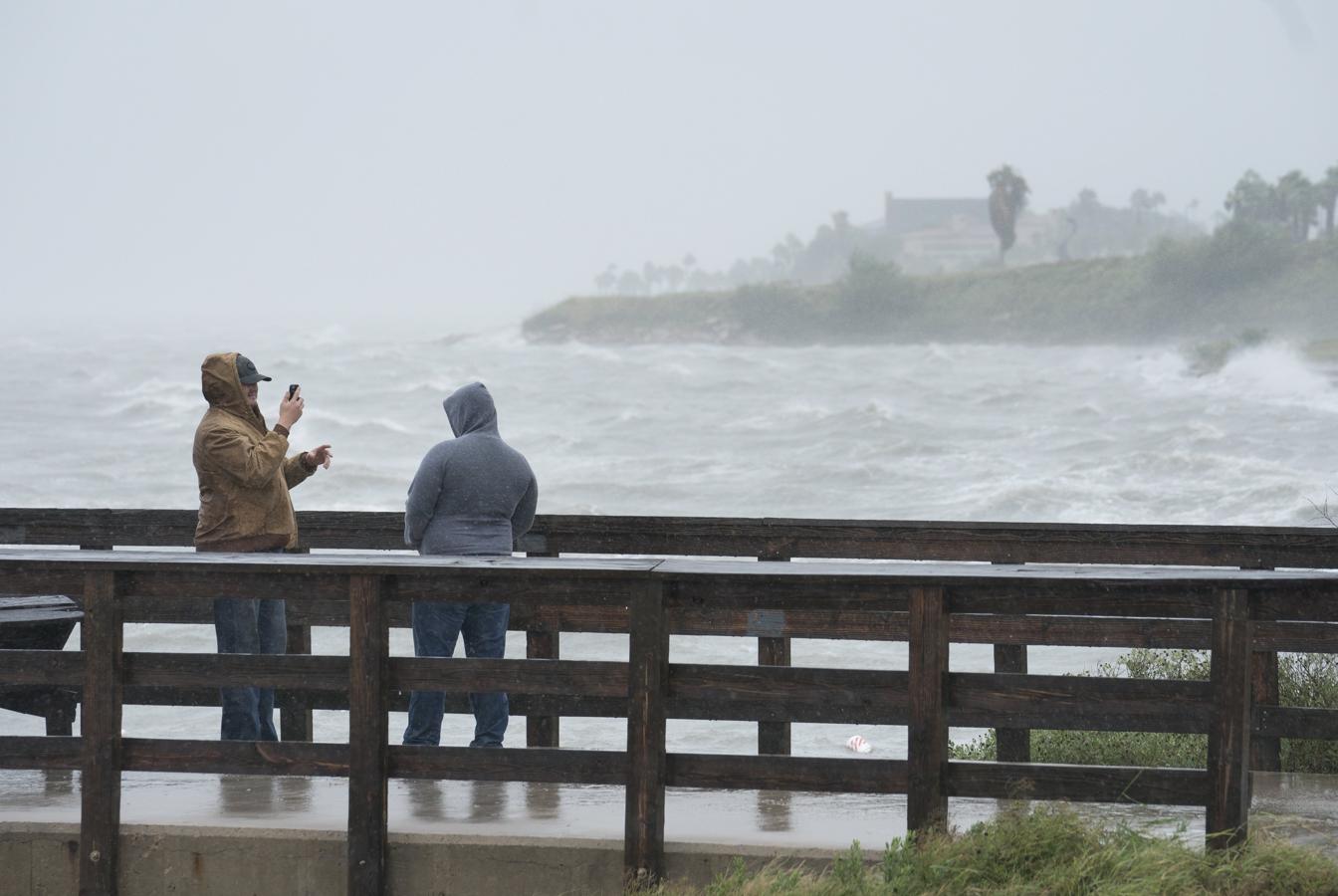 Huracán Harvey. Dos hombres fotografían el fuerte oleaje provocado por el huracán