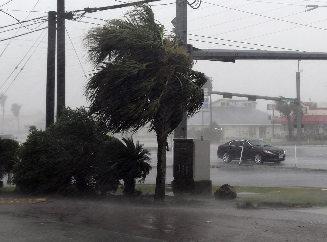 Huracán Harvey. En la imagen se aprecia la fuerte intensidad de las lluvias y el viendo en la ciudad