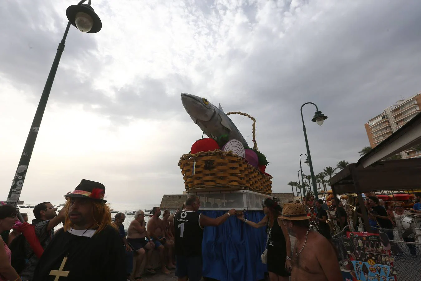 FOTOS: El Entierro de la Caballa, punto y seguido del verano en Cádiz