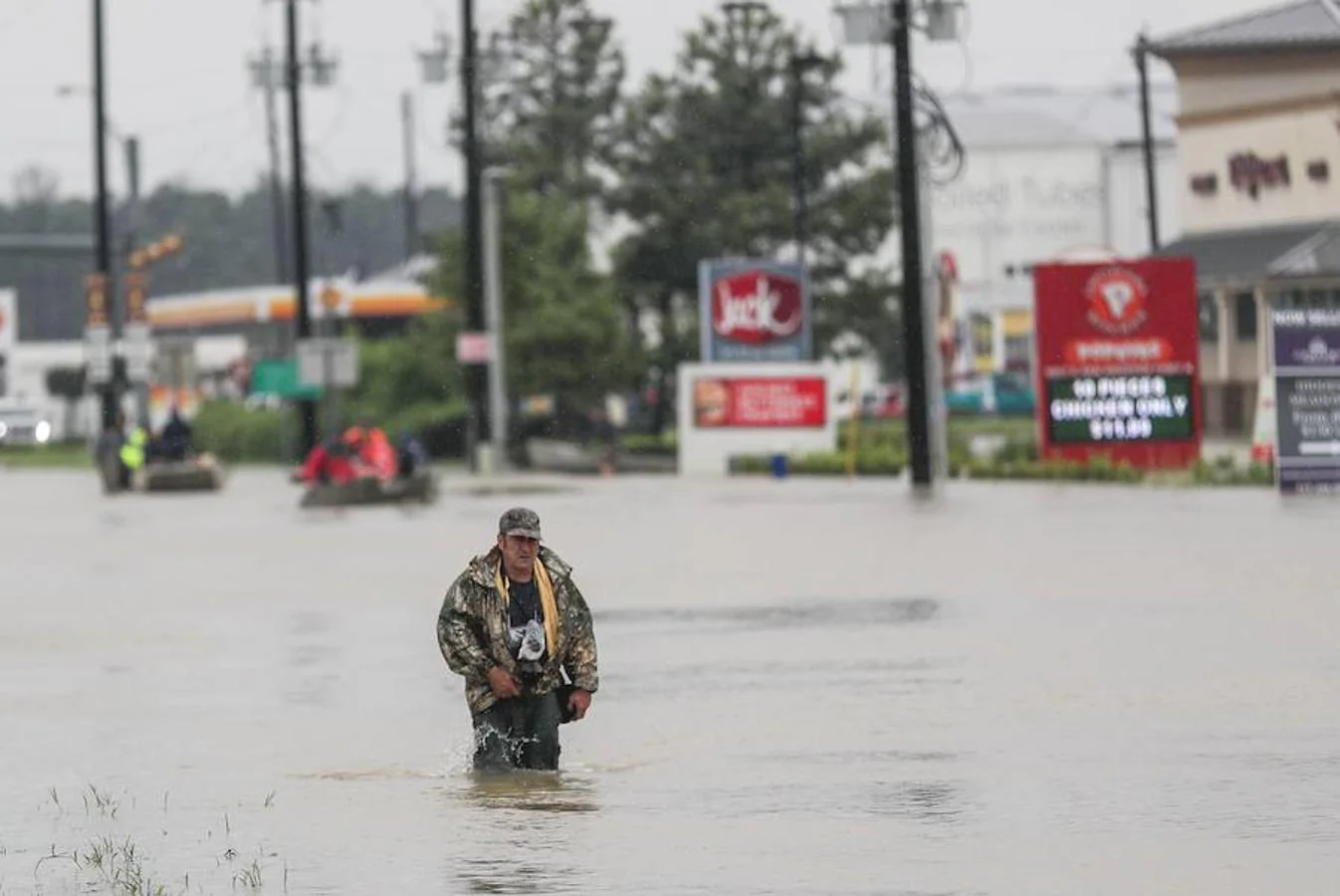 Un hombre camina por una calle inundada después del paso del huracán Harvey en Houston, Texas, Estados Unidos. 